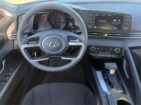 Used 2023 Hyundai Elantra SEL image 10
