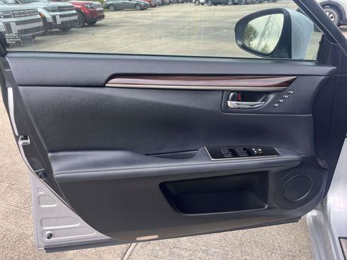 Used 2016 Lexus ES 350 w/ Luxury Package w/Wood Trim FWD image 13