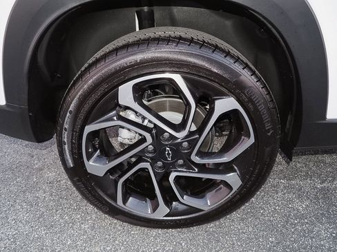 Certified 2025 Chevrolet Trax RS w/ Sunroof Package image 39