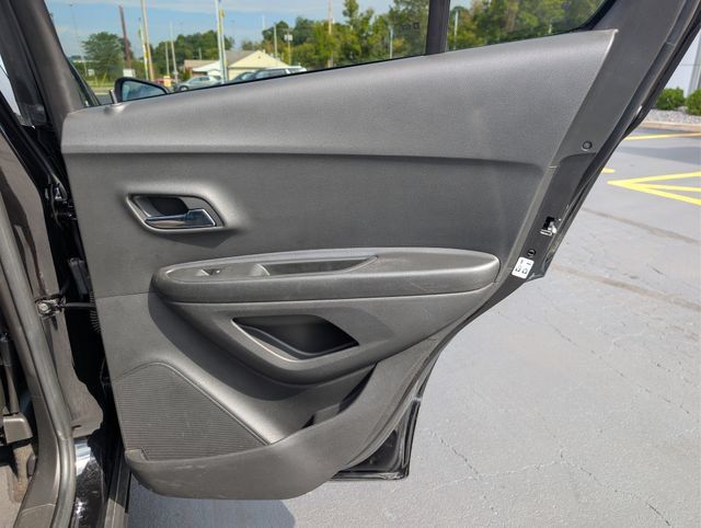 Used 2021 Chevrolet Trax LS w/ Tint and Cruise Package AWD/4WD image 18