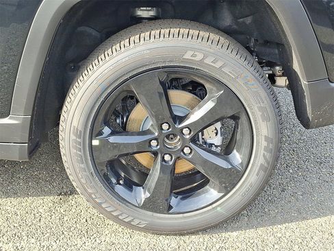 New 2025 Jeep Grand Cherokee Altitude image 5