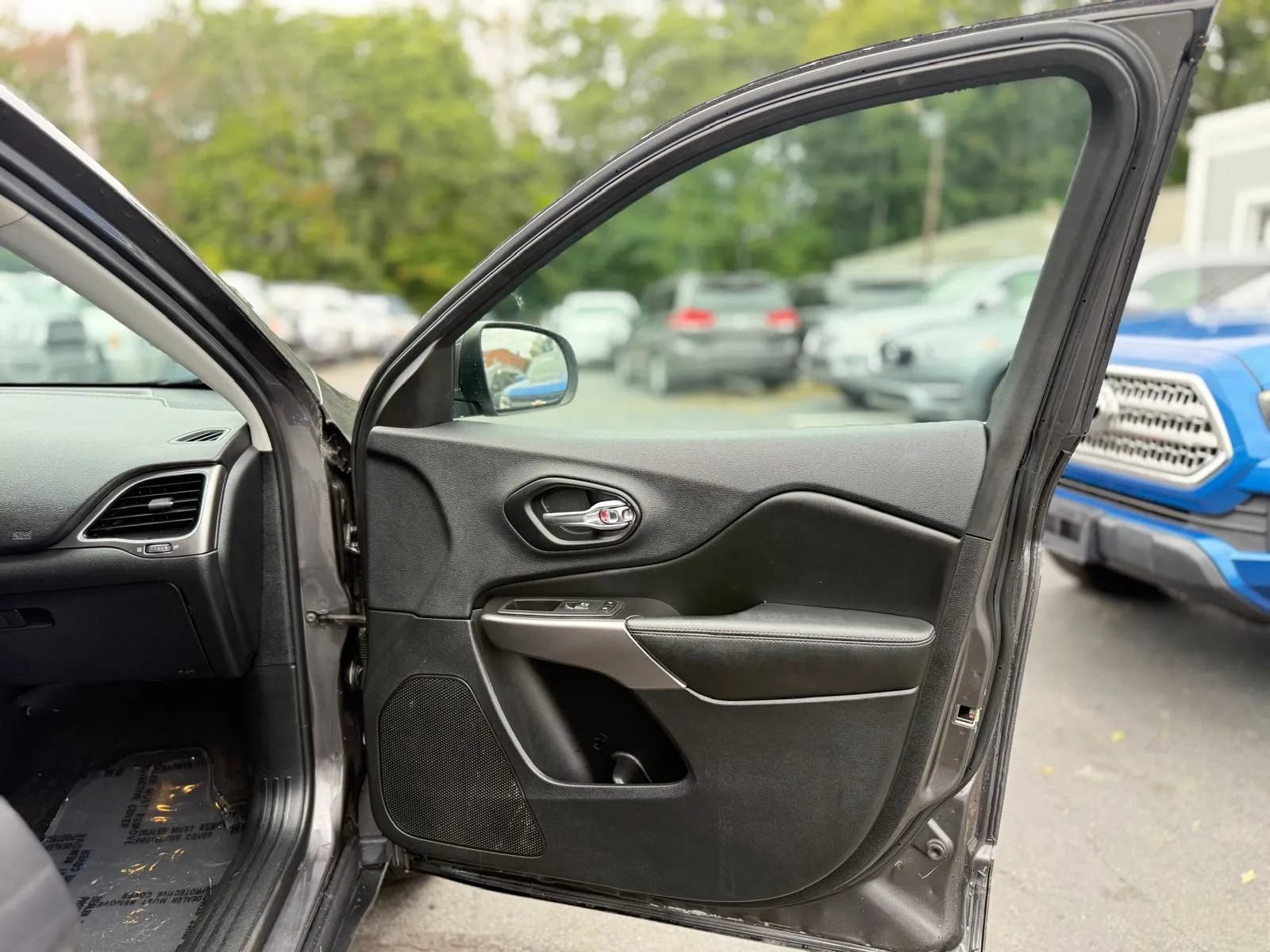 Used 2019 Jeep Cherokee Latitude Plus AWD/4WD image 27