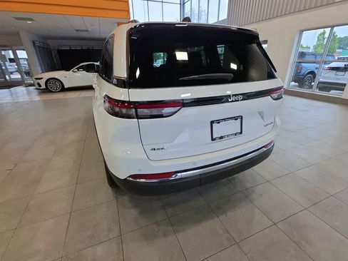Used 2023 Jeep Grand Cherokee Laredo w/ Luxury Tech Group I AWD/4WD image 11