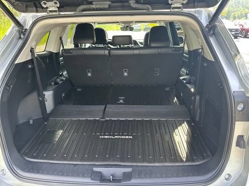 Used 2021 Toyota Highlander XLE AWD/4WD image 25