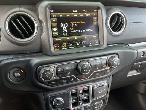 Used 2022 Jeep Wrangler Unlimited Rubicon 4xe w/ Cold Weather Group AWD/4WD image 36