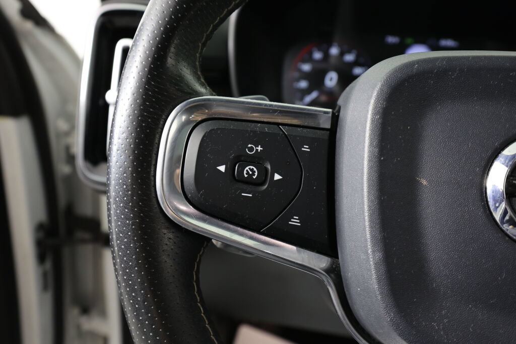 Used 2020 Volvo XC40 T5 R-Design AWD/4WD image 32