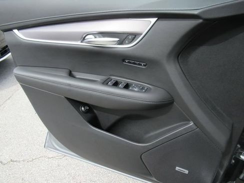 New 2025 Cadillac XT6 Luxury image 25