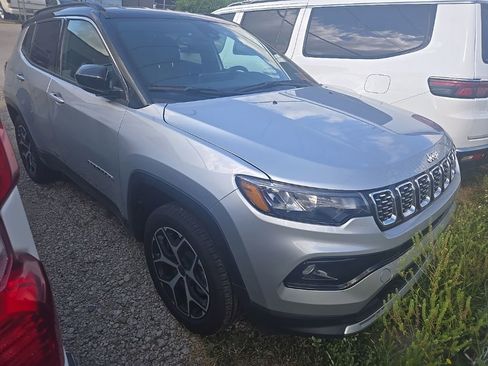 Used 2025 Jeep Compass Limited AWD/4WD image 4
