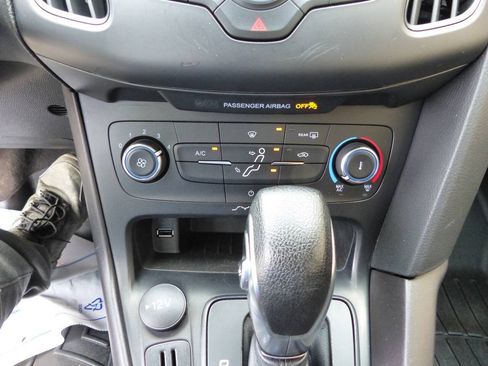 Used 2018 Ford Focus SE FWD image 29