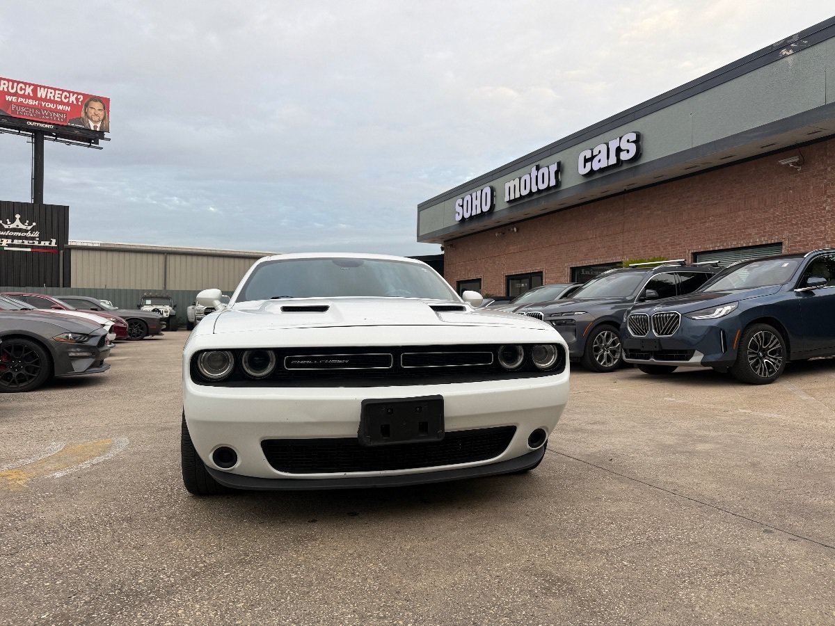 Used 2015 Dodge Challenger SXT w/ Driver Convenience Group RWD image 8
