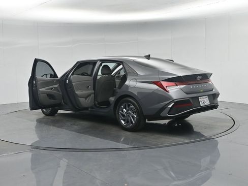 Used 2024 Hyundai Elantra SEL image 7