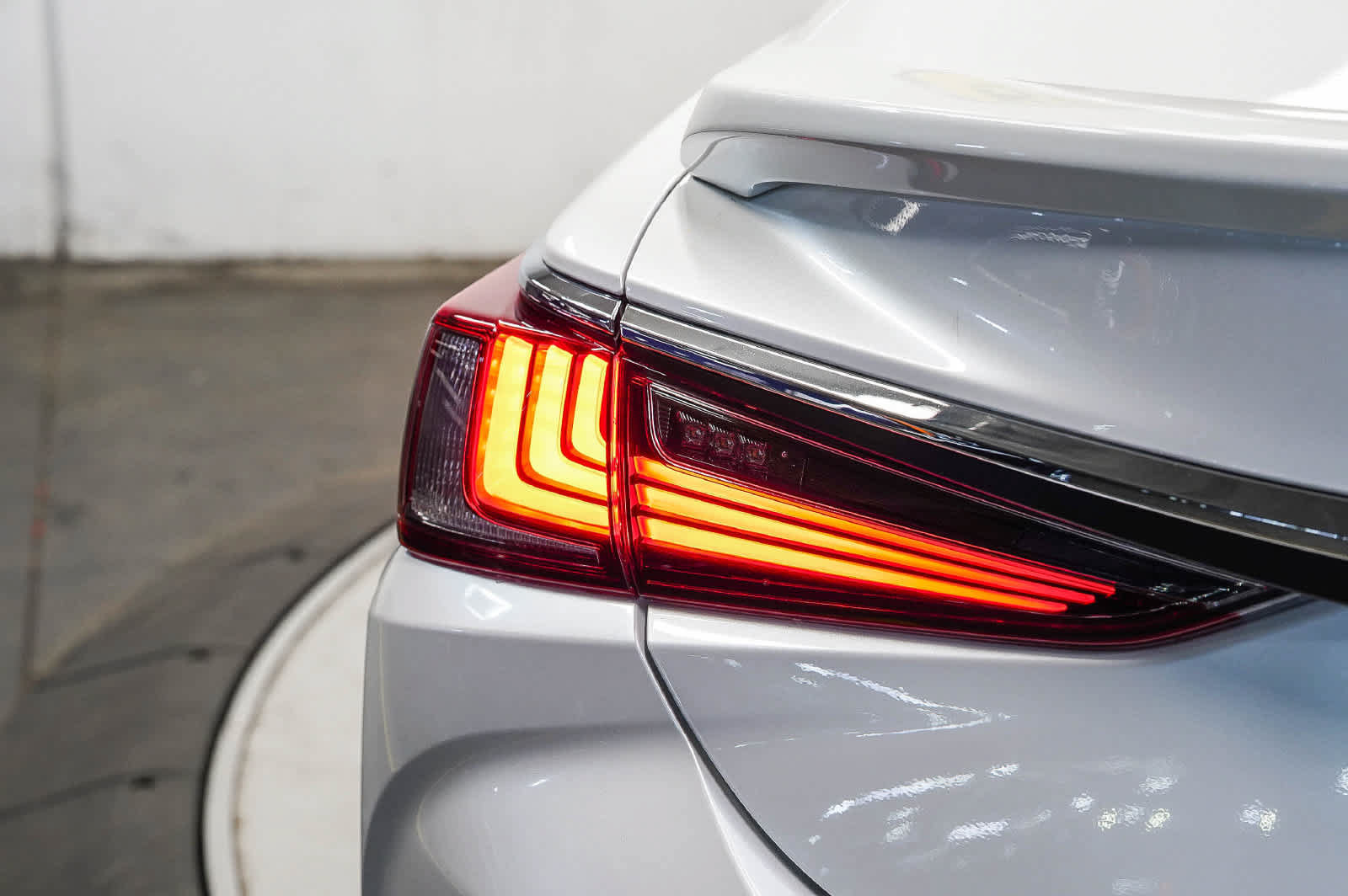 Used 2025 Lexus ES 300h w/ Premium Package FWD image 11