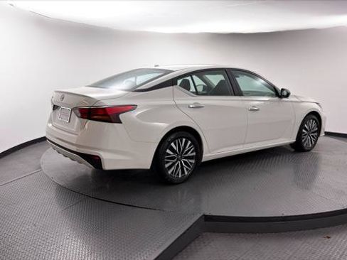 Used 2025 Nissan Altima 2.5 SV FWD image 6