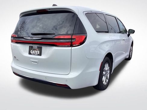 Used 2024 Chrysler Pacifica Touring-L image 8