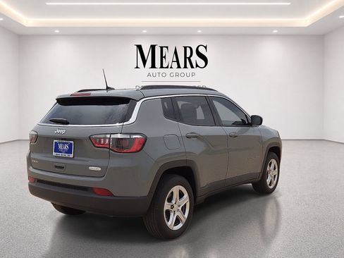 Used 2024 Jeep Compass Latitude w/ Sun and Sound Group AWD/4WD image 5