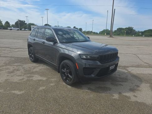 Used 2023 Jeep Grand Cherokee Altitude RWD image 1