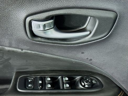 Used 2018 Jeep Compass Limited w/ Navigation Group image 23