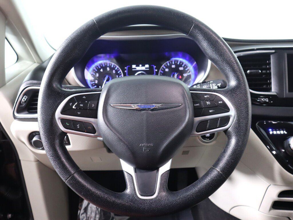 Used 2020 Chrysler Voyager Lxi FWD image 11