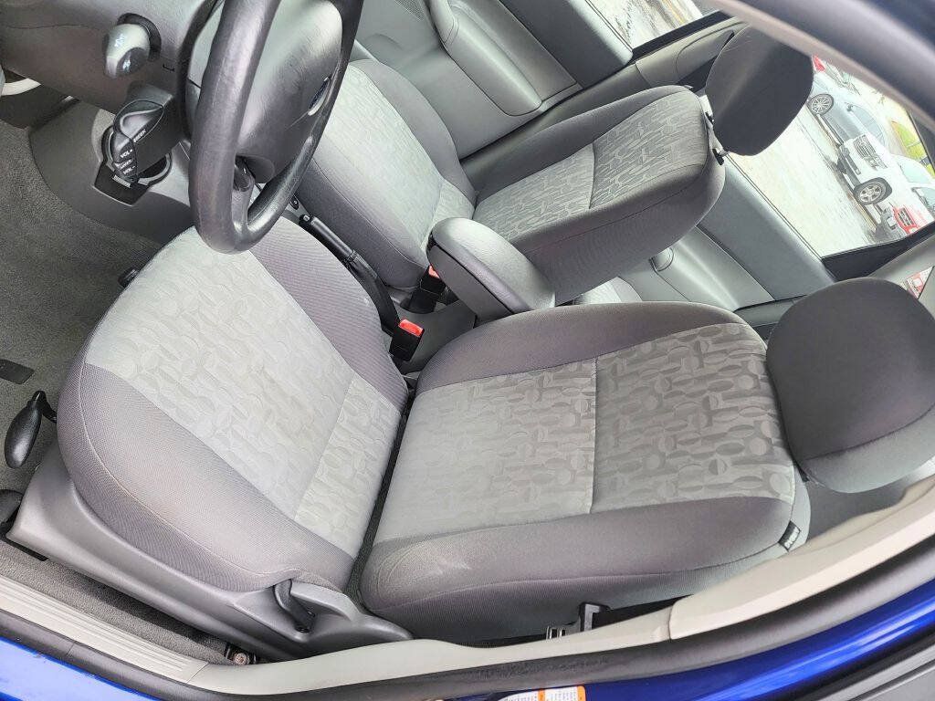 Used 2005 Ford Focus ZX4 Sedan FWD image 6