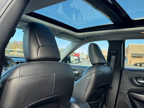 Used 2021 Jeep Cherokee Limited image 29