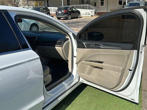 Used 2017 Ford Fusion SE w/ Fusion SE Technology Package image 24