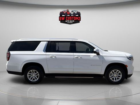 Used 2024 Chevrolet Suburban LT RWD image 8