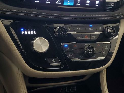 Used 2023 Chrysler Pacifica Limited image 21