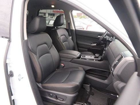 Used 2025 Nissan Pathfinder SL AWD/4WD image 28