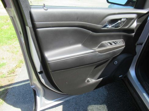 Used 2020 GMC Acadia SLT w/ LPO, Floor Liner Package image 16