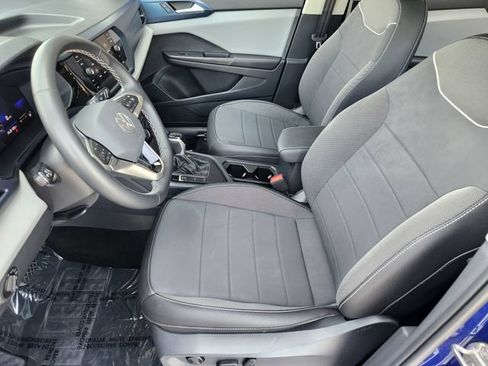 Used 2023 Volkswagen Taos SE w/ Panoramic Sunroof Package FWD image 7