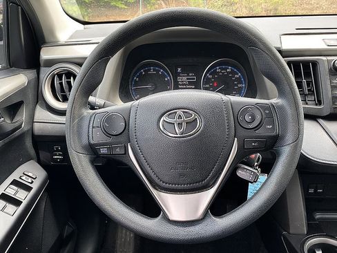 Used 2018 Toyota RAV4 LE image 17
