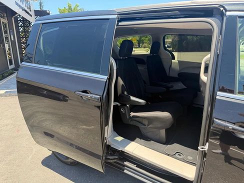 Used 2021 Chrysler Pacifica Touring FWD image 25