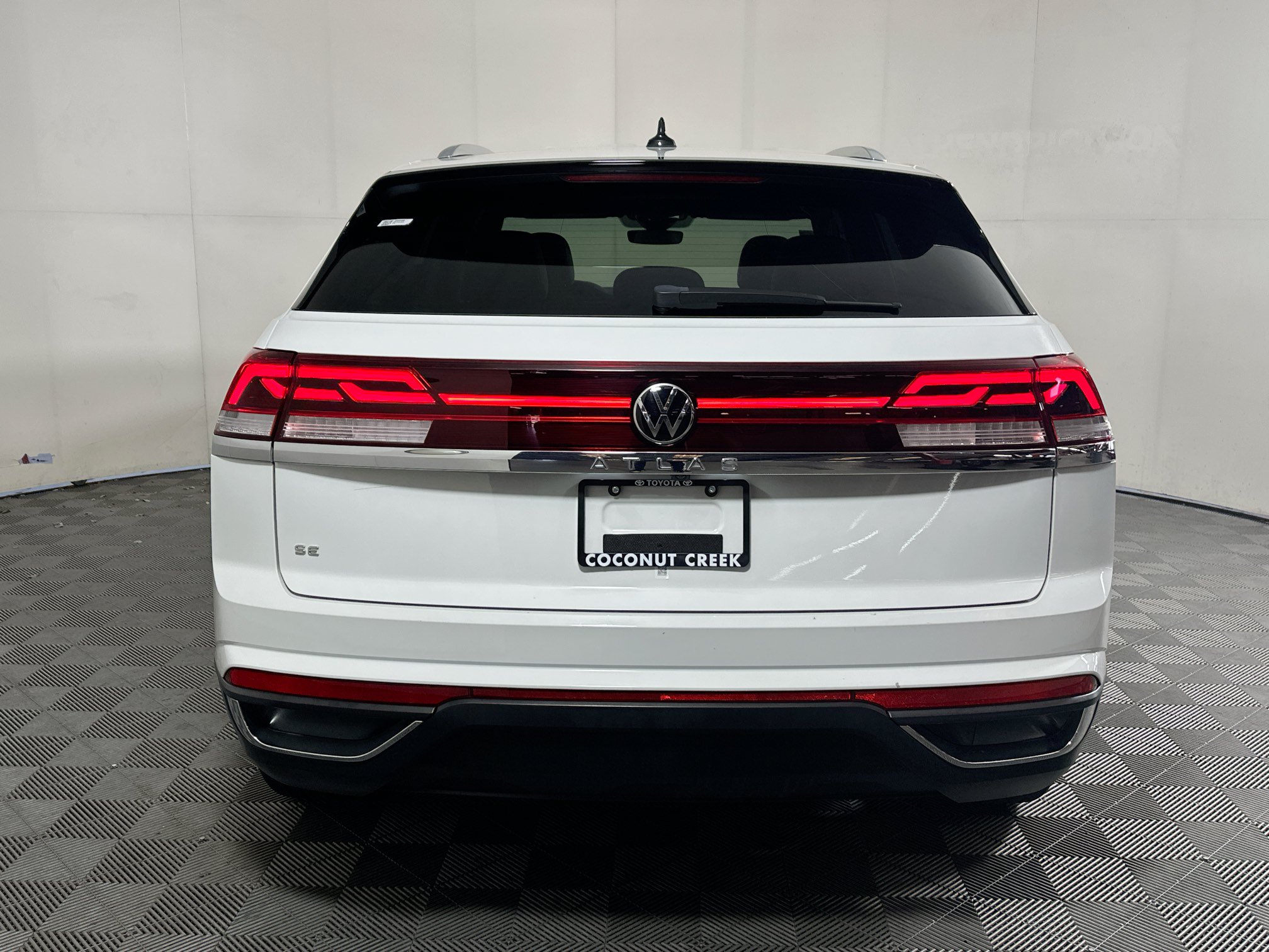 Used 2024 Volkswagen Atlas Cross Sport SE FWD image 4