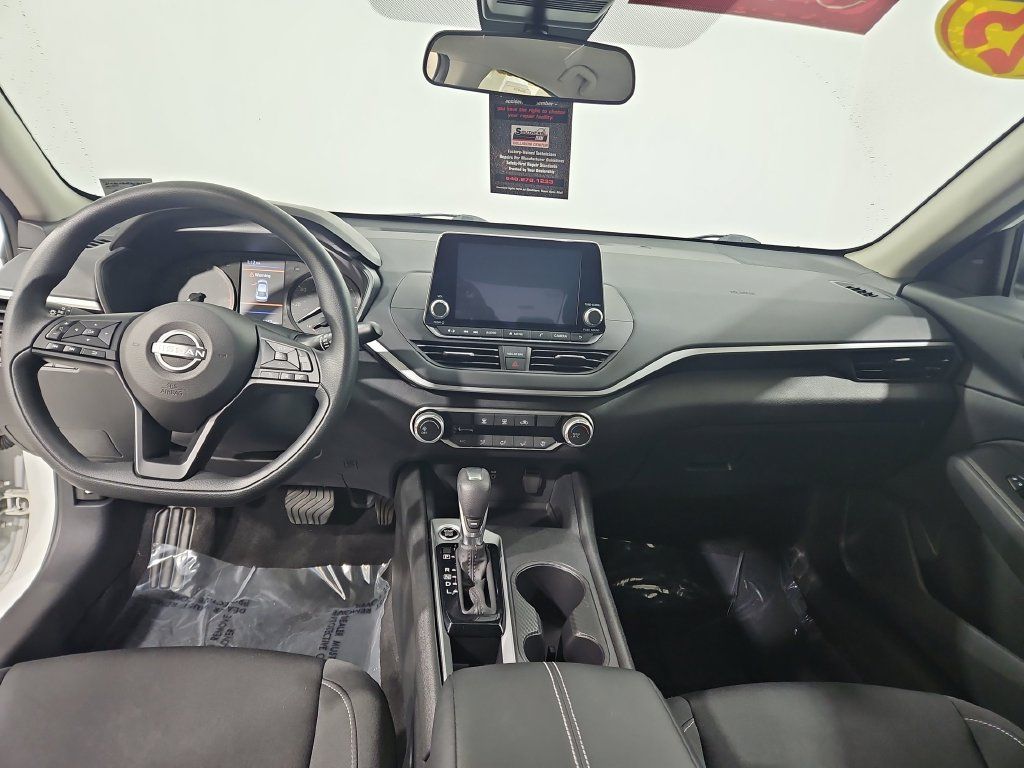 Used 2025 Nissan Altima 2.5 S FWD image 13