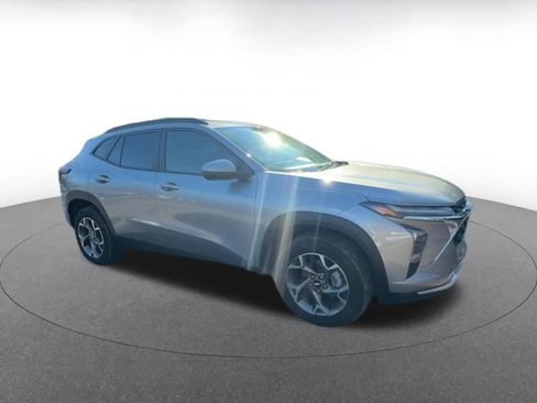 Used 2025 Chevrolet Trax LT image 2