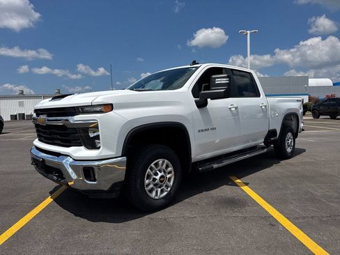 Used 2025 Chevrolet Silverado 2500 LT w/ Convenience Package AWD/4WD image 2