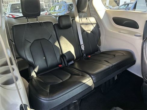 Used 2024 Chrysler Pacifica Touring-L image 27