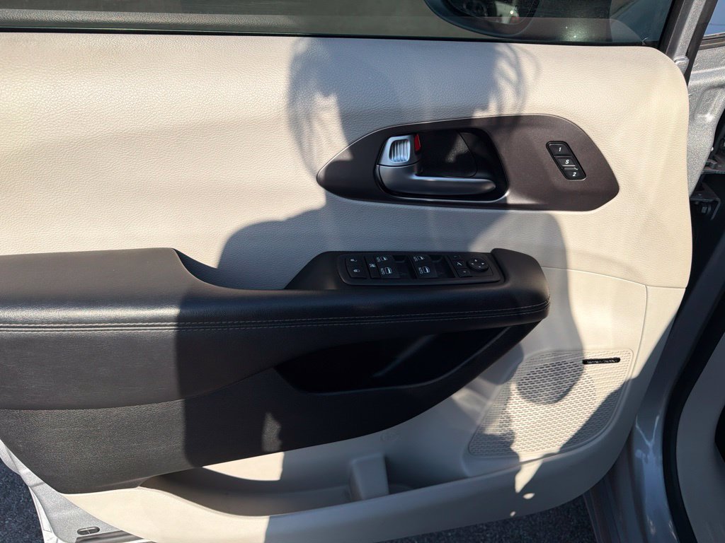 Used 2018 Chrysler Pacifica Limited FWD image 12