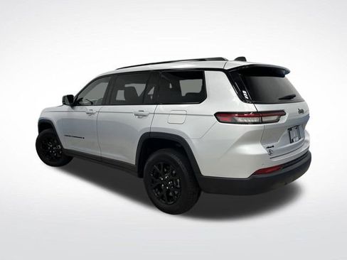 Used 2024 Jeep Grand Cherokee L Laredo image 3