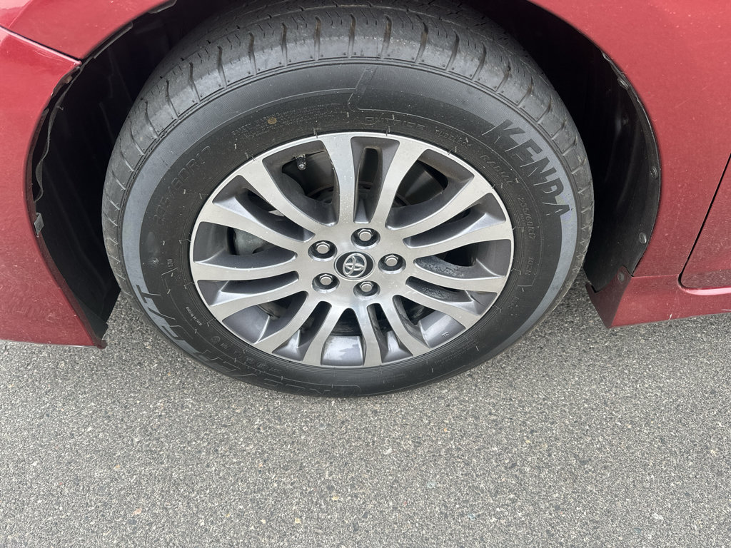 Used 2019 Toyota Sienna XLE w/ XLE Navigation Package FWD image 9