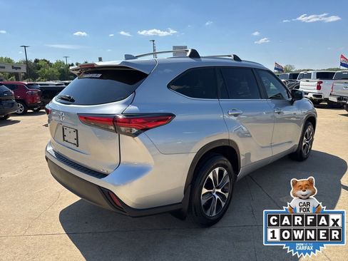 Used 2023 Toyota Highlander XLE image 4