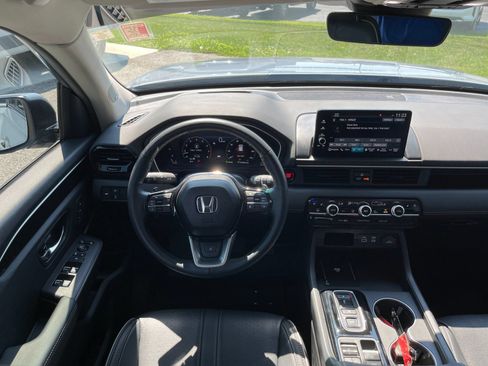 Used 2025 Honda Pilot Elite image 16