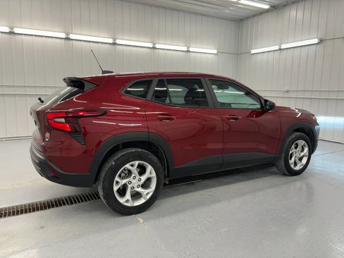 Used 2024 Chevrolet Trax LS w/ LS Convenience Package FWD image 3
