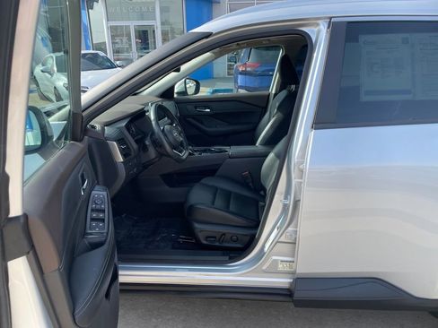 Used 2023 Nissan Rogue SV w/ SV Premium B Package image 11