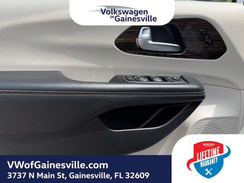 Used 2024 Chrysler Pacifica Limited FWD image 16
