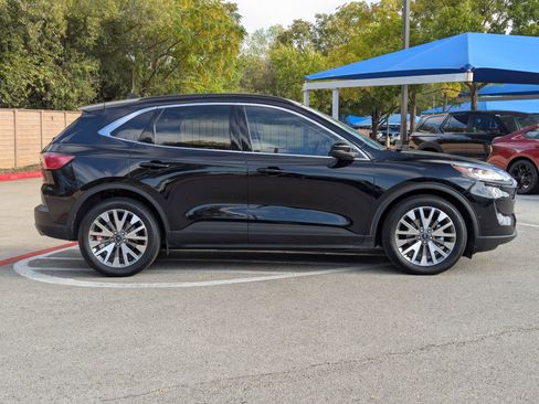 Used 2020 Ford Escape Titanium image 3