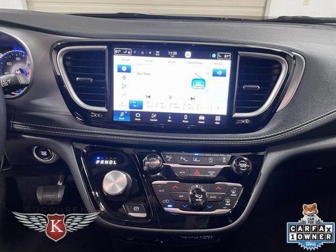 Used 2024 Chrysler Pacifica Touring-L w/ Uconnect Theater Family Group AWD/4WD image 17