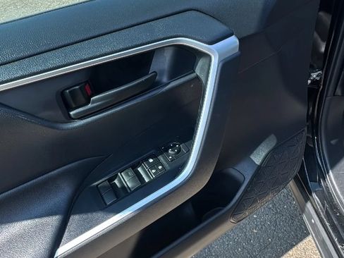 Used 2021 Toyota RAV4 LE FWD image 10