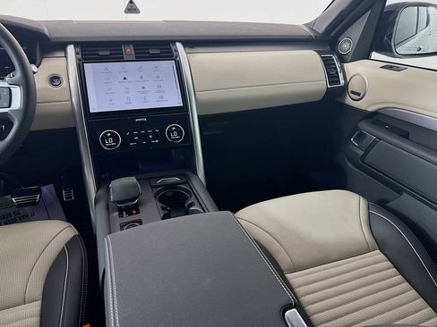 Used 2024 Land Rover Discovery Dynamic SE image 28