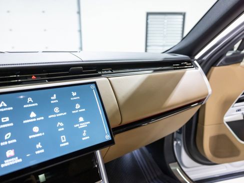 Used 2025 Land Rover Range Rover SE image 46